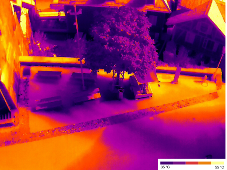 Infrarotaufnahme des Kirchplatzes mit Darstellung der Oberflächentemperaturen. Warme Bereiche erscheinen gelb, kühlere Flächen Violet