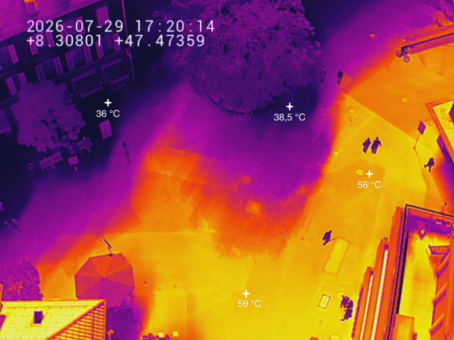 Infrarotaufnahme des Schlossbergplatzes mit Darstellung der Oberflächentemperaturen. Warme Bereiche erscheinen gelb, kühlere Flächen Violet